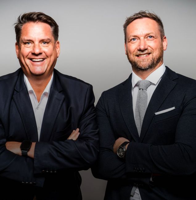 Dr. Christophe Braun und Martin Königstorfer mit verschränkten Armen am lächeln